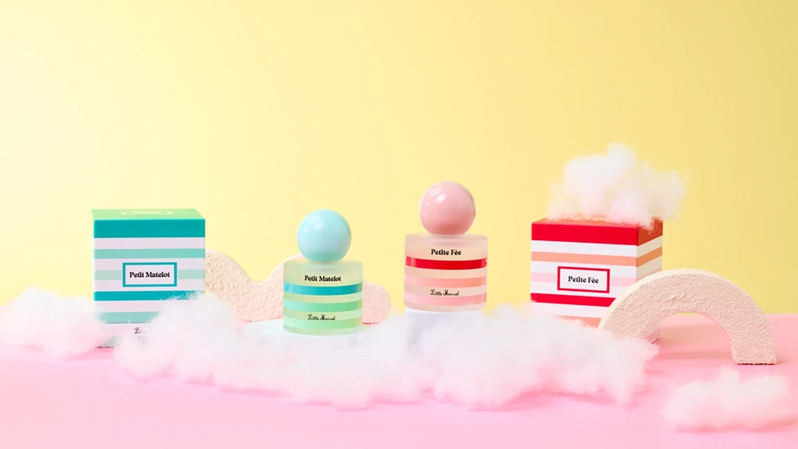 Flacons de parfums de toutes les couleurs alignés