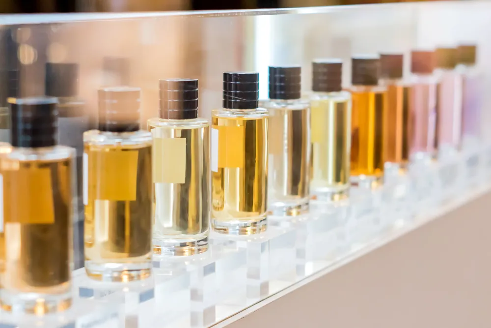 Flacons de parfums alignés et lumineux