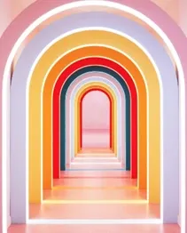 Couloir fait d'arches de toutes les couleurs