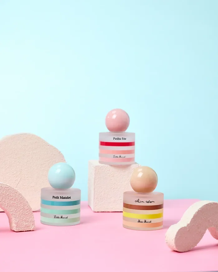 Femme en combinaison d'été à poids colorés qui joue avec des ballons de couleur dans un champs