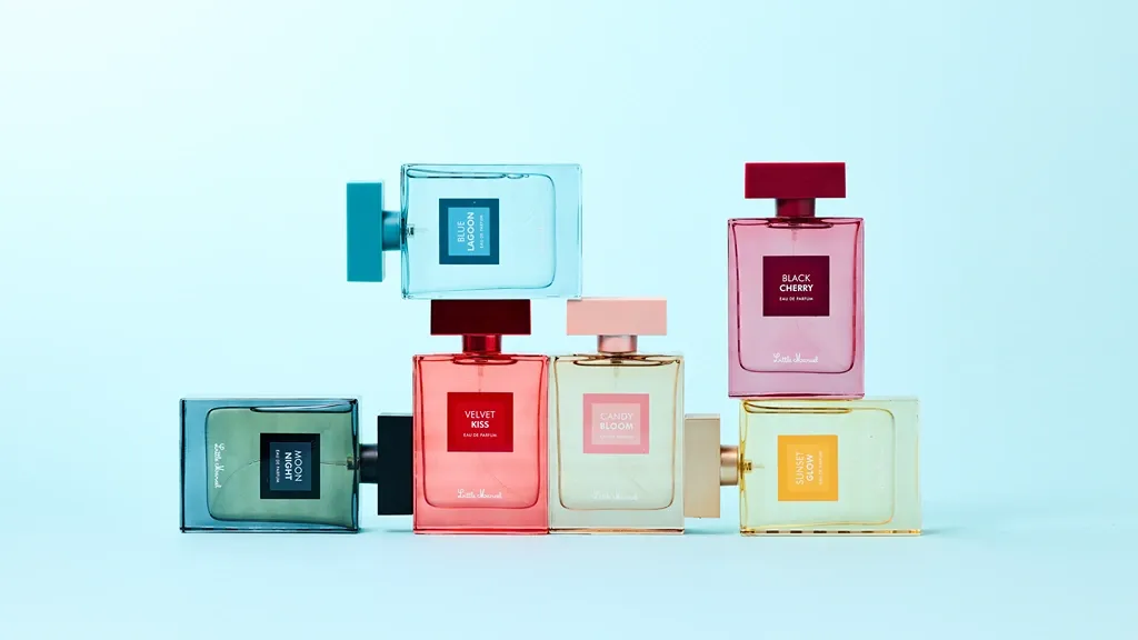 Parfums de notre gamme Little Marcel empilé sur fond bleu