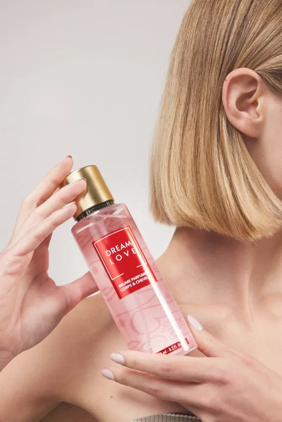 Parfum dans les mains d'une femme