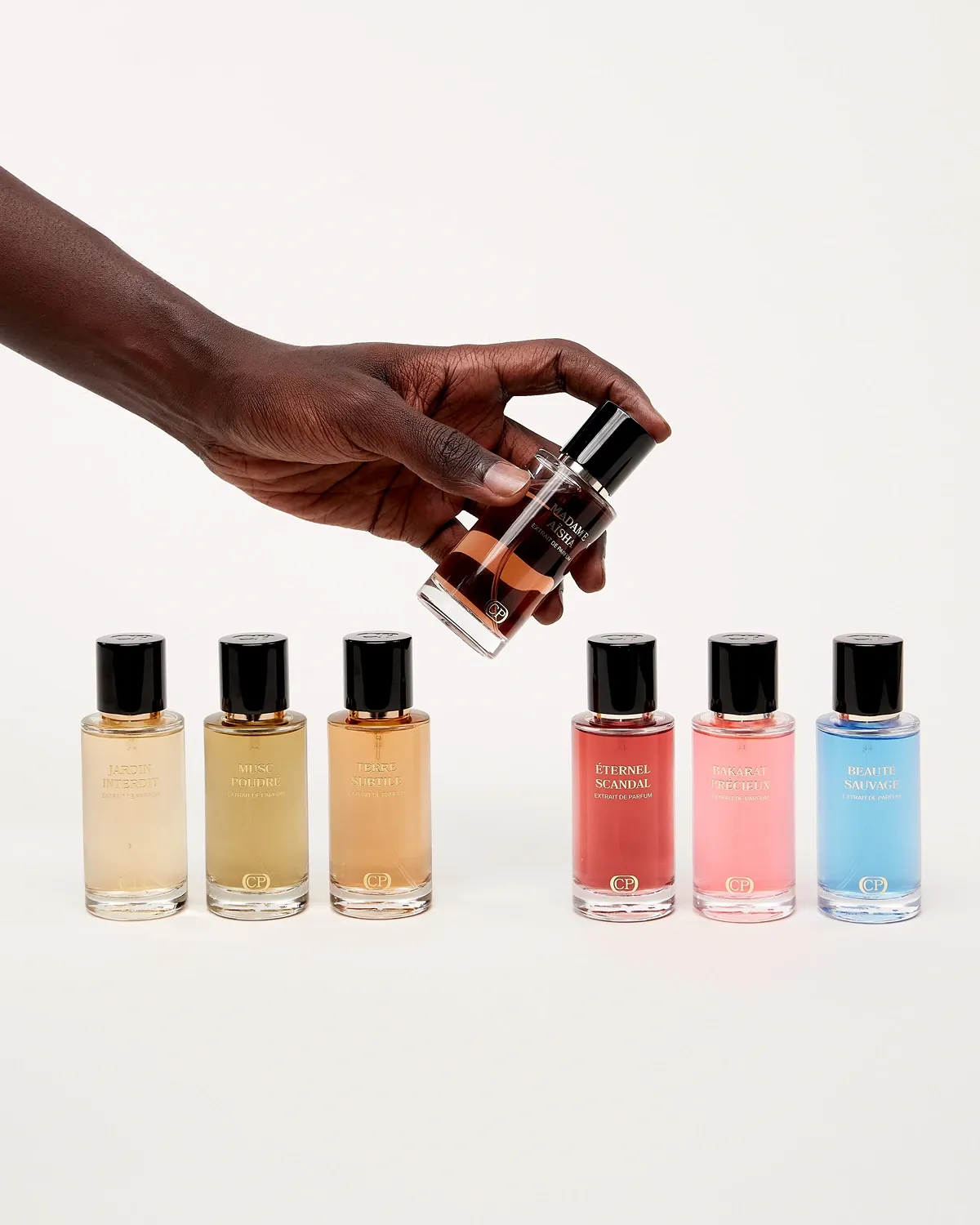 Main qui prend un de nos parfums Collection Platinium