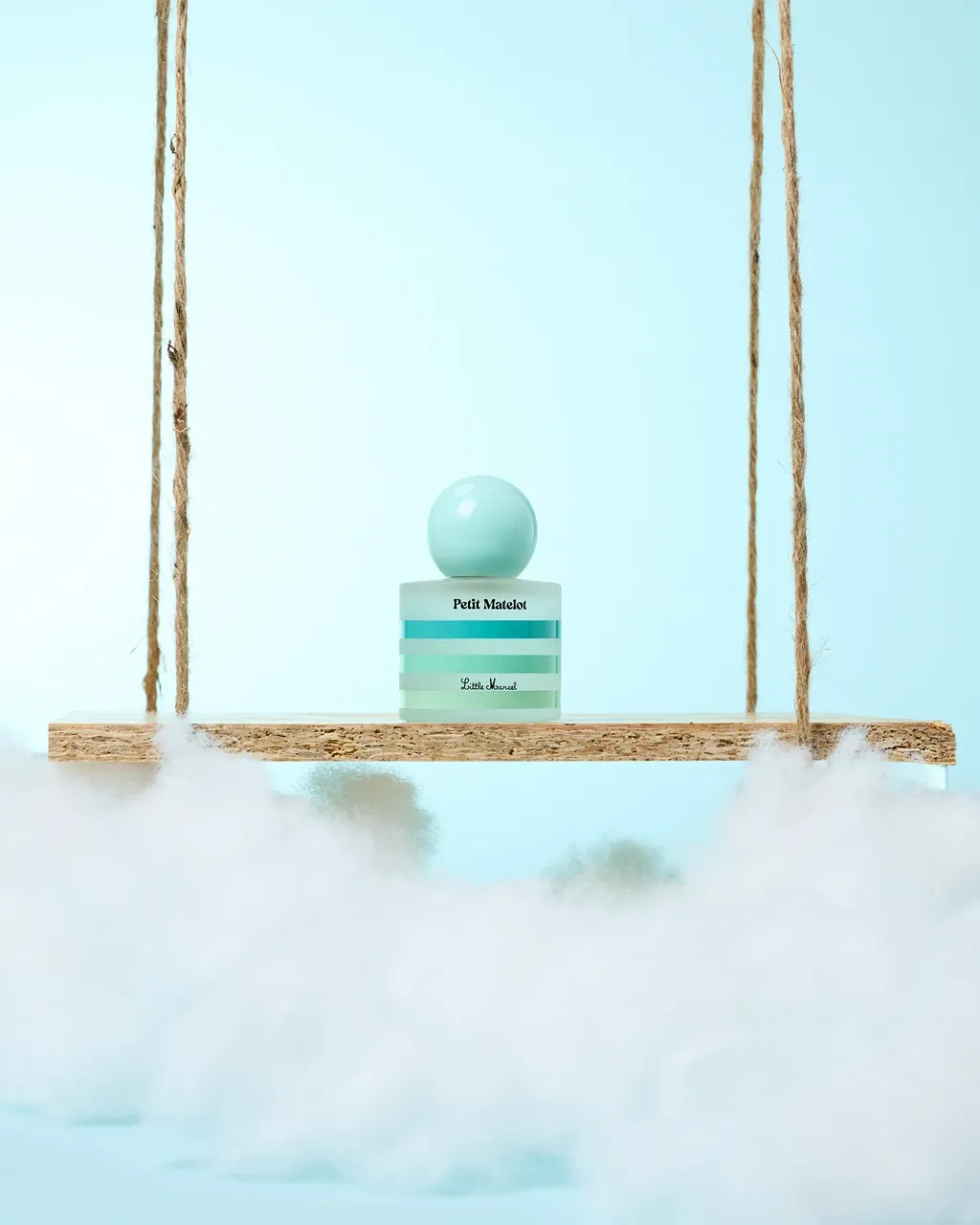 Main qui ouvre un coffret