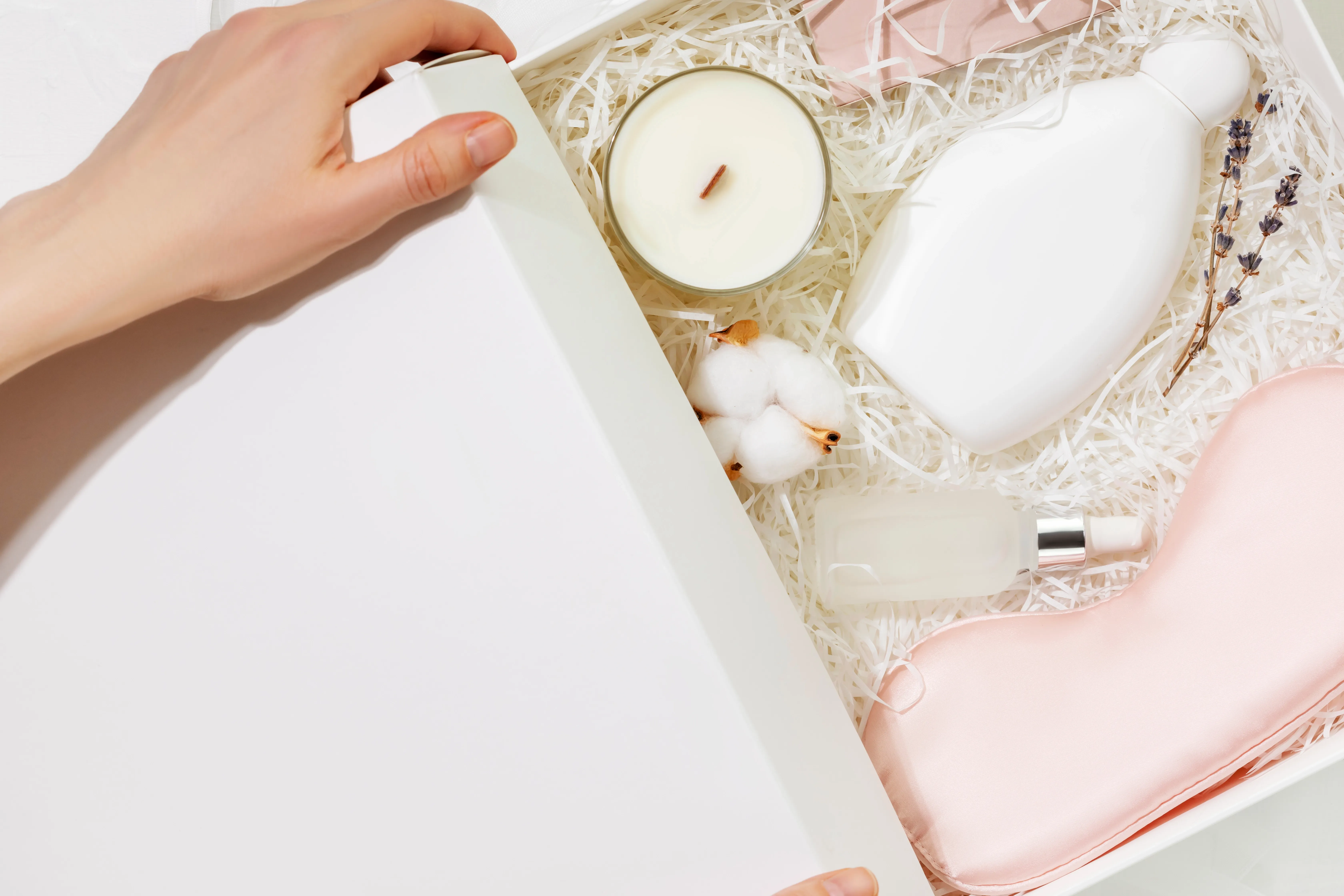 Main qui ouvre un coffret