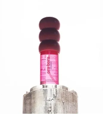 Un de nos parfum Ora-Bora sur un piedestal